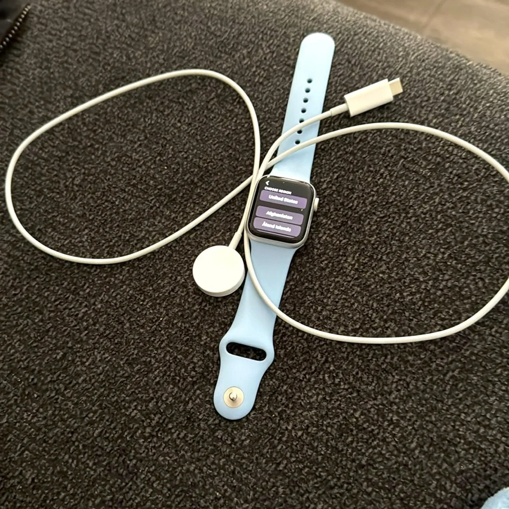 Apple SE 40mm Smart Watch Blue Band and Charger T Mobile